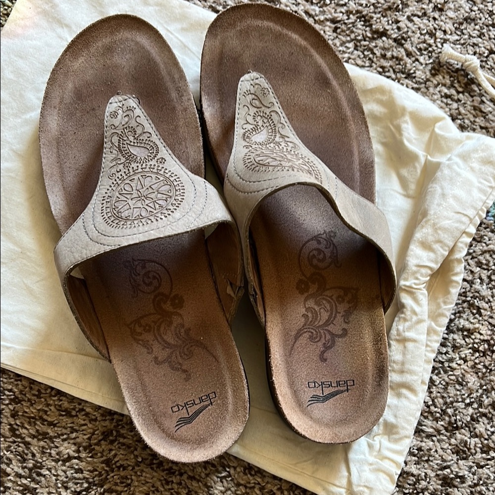 🌻Dansko Priya Beige Embroidered Flip Flops🌻
